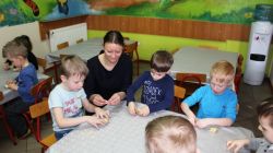 "Motylki" podczas wylepiania foremek